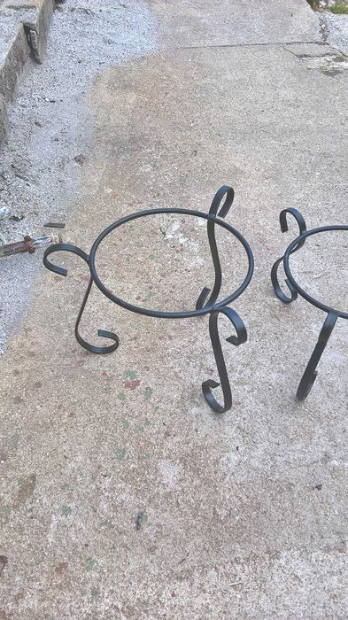 3 bases em ferro pintadas, para vasos grandes