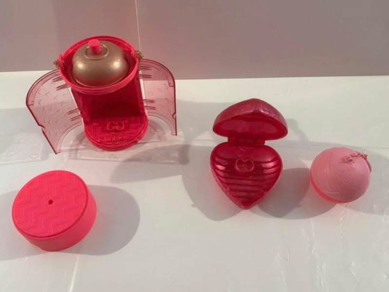 Expositor e bonecas LOL