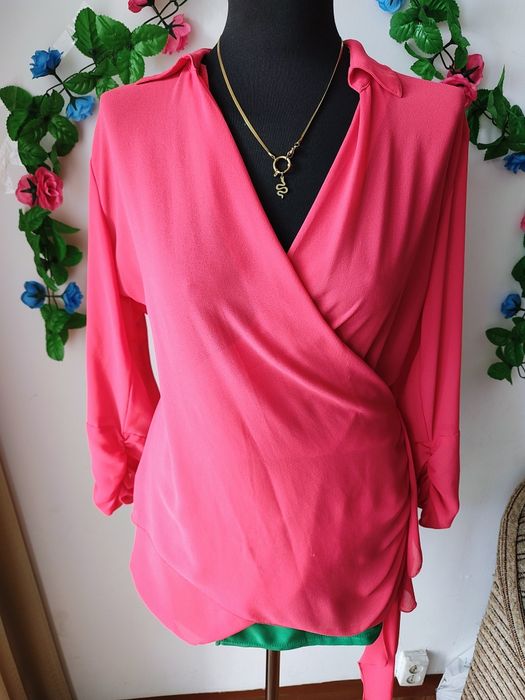 Elegancka kopertowa bluzka w intensywnym różu styl Glamour