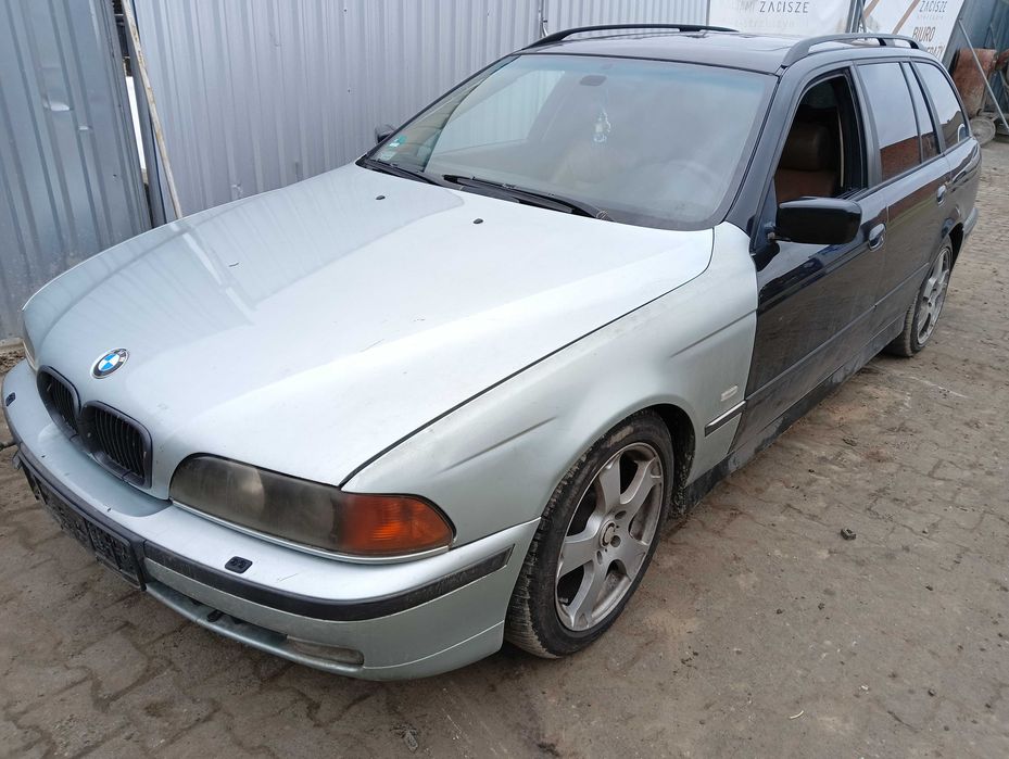 BMW E39 - Na części - Drzwi / maska / błotnik / klapa / lampa / inne