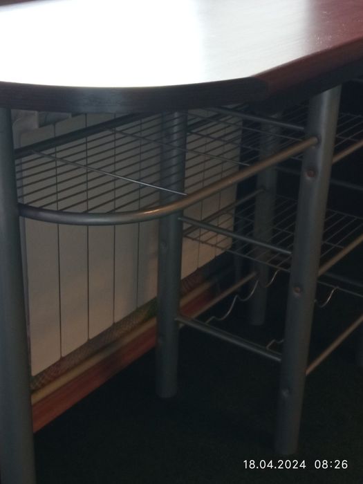 Стол с полками и баром. В салон, офис, и т.д.