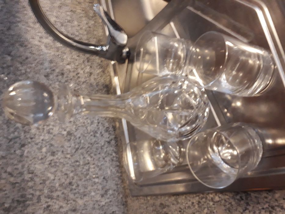 Vendo garrafa e copos de cristal