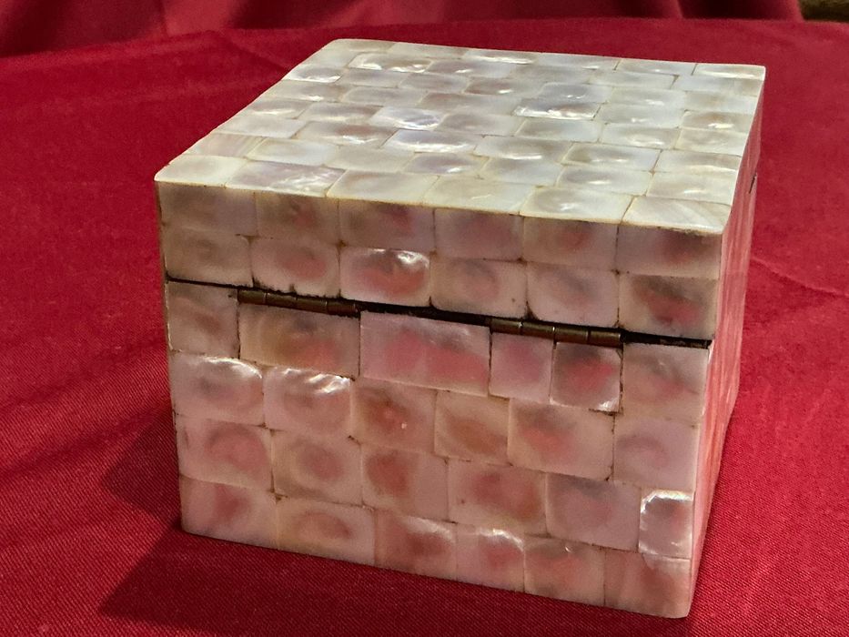 Caixa joias forrada madre pérola com 10x10x8 cm. Anúncios abaixo
