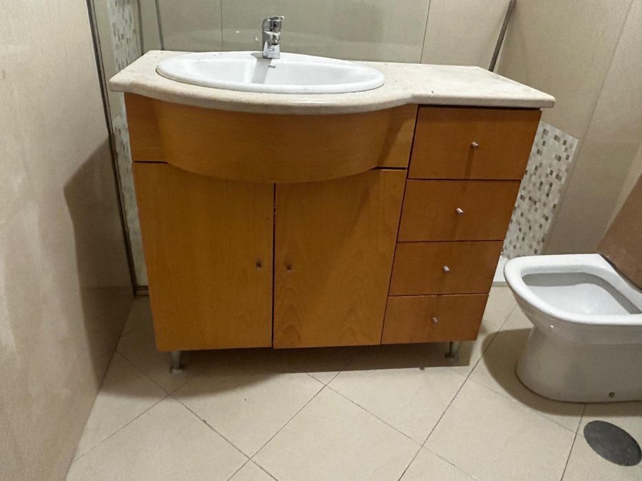 Movel casa de banho com lavatorio e torneira