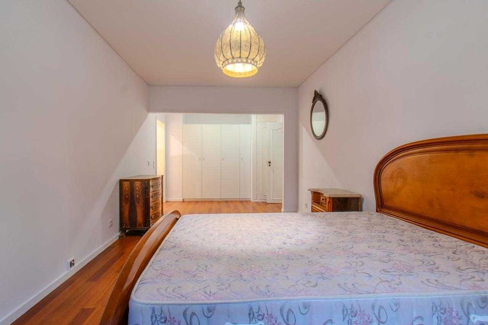 Arrendamento residencial de apartamento em rua Henrique Lopes de Mendonça, 121