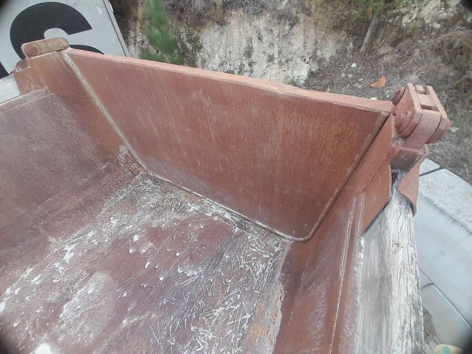 Semi-reboque basculante Montenegro