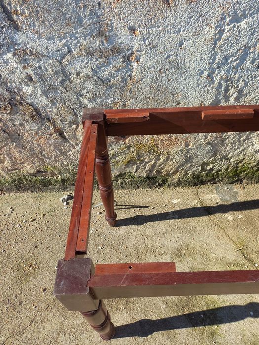 Estrutura de mesa de jantar em madeira  maciça