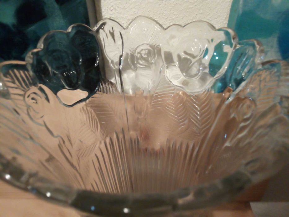 Jarra em vidro, com rosas e folhas em relevo, usada