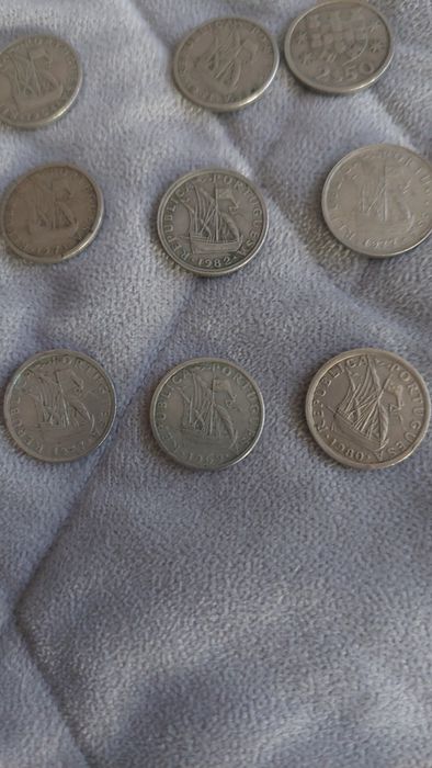 Moedas de 2 escudos e 50 de vários anos