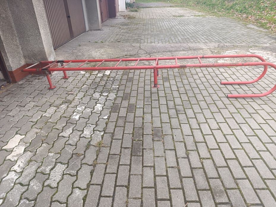 Drabina metalowa zewnętrzna na dach