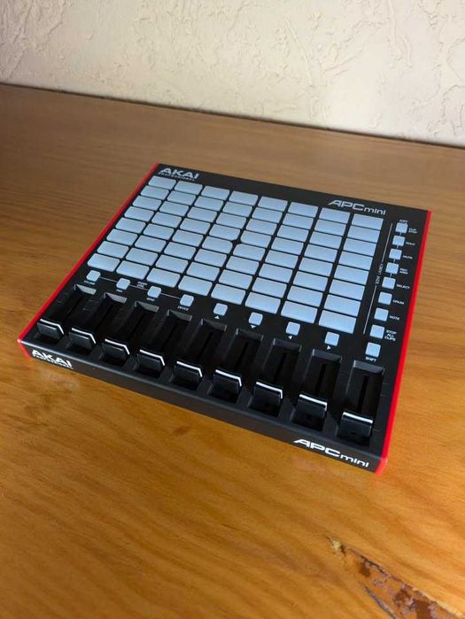 Akai APC Mini MK2 – Como Novo | Estado Impecável