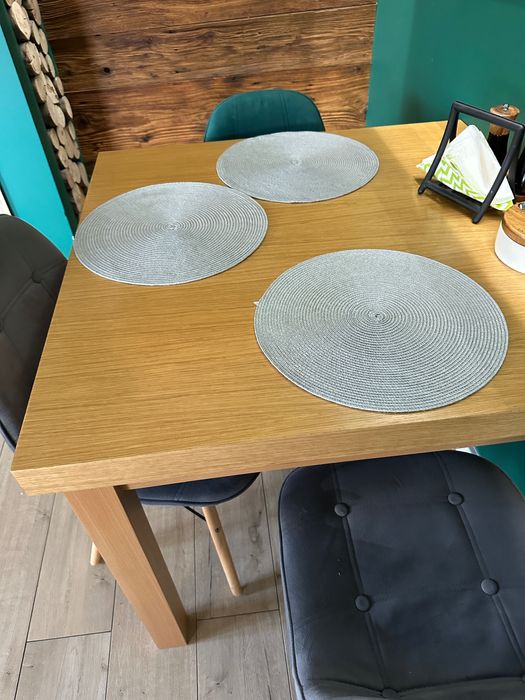 Sprzedam krzesła 25 sztuk i stoły komplety 6 stołów