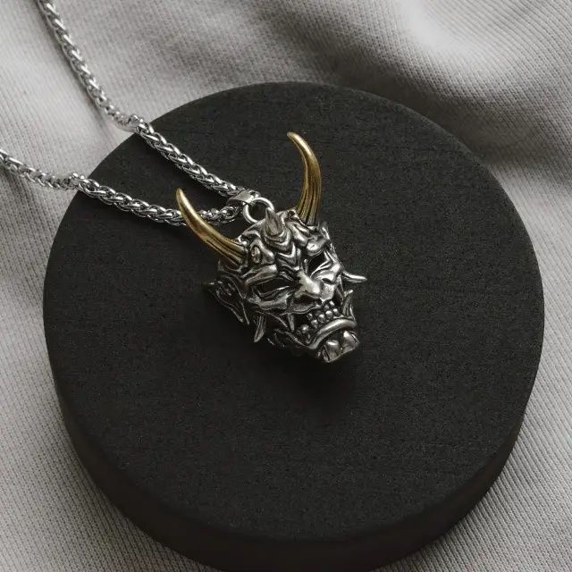 Чоловічий кулон на шию