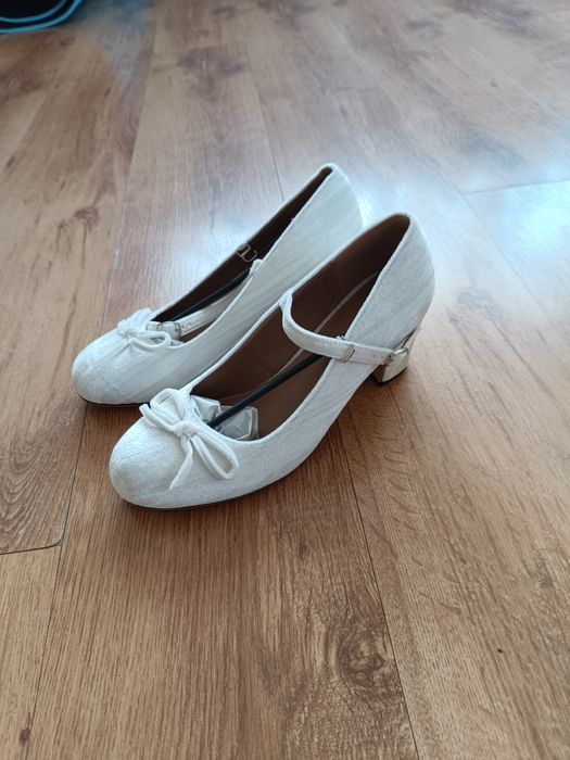 Buty na obcasie  stan nowe