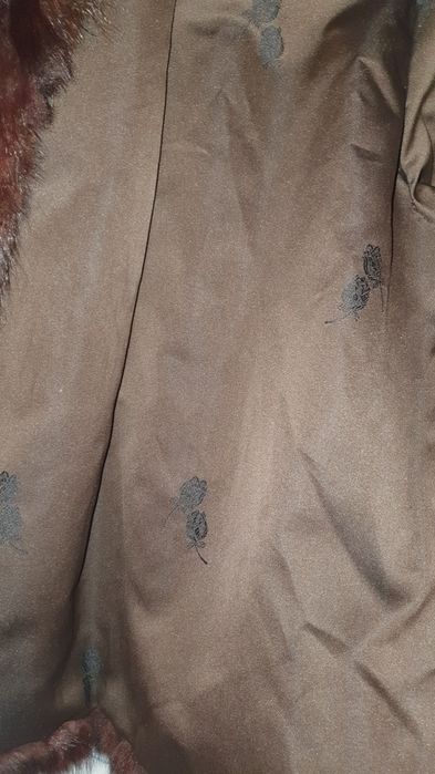 Elegante casaco de pele tons bordeaus castanho e preto.