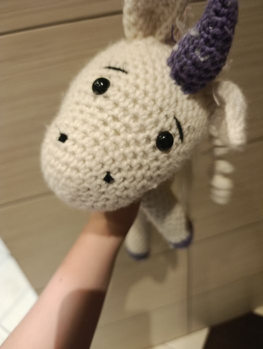 Oddaje plyszanke jednorożca