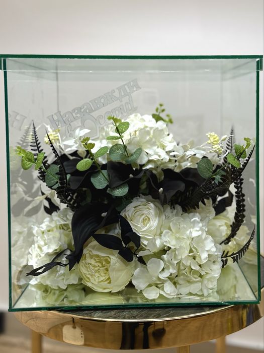 Композиції з квітів! Скляний куб! Вінки у склі! Букет для героя!