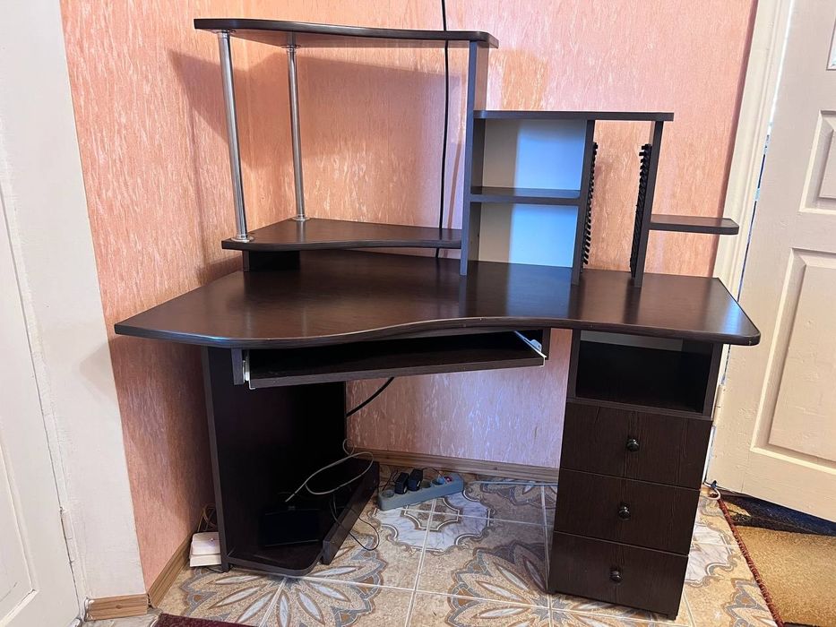Продам кутовий комп’ютерний стіл з надбудовою та шухлядами
