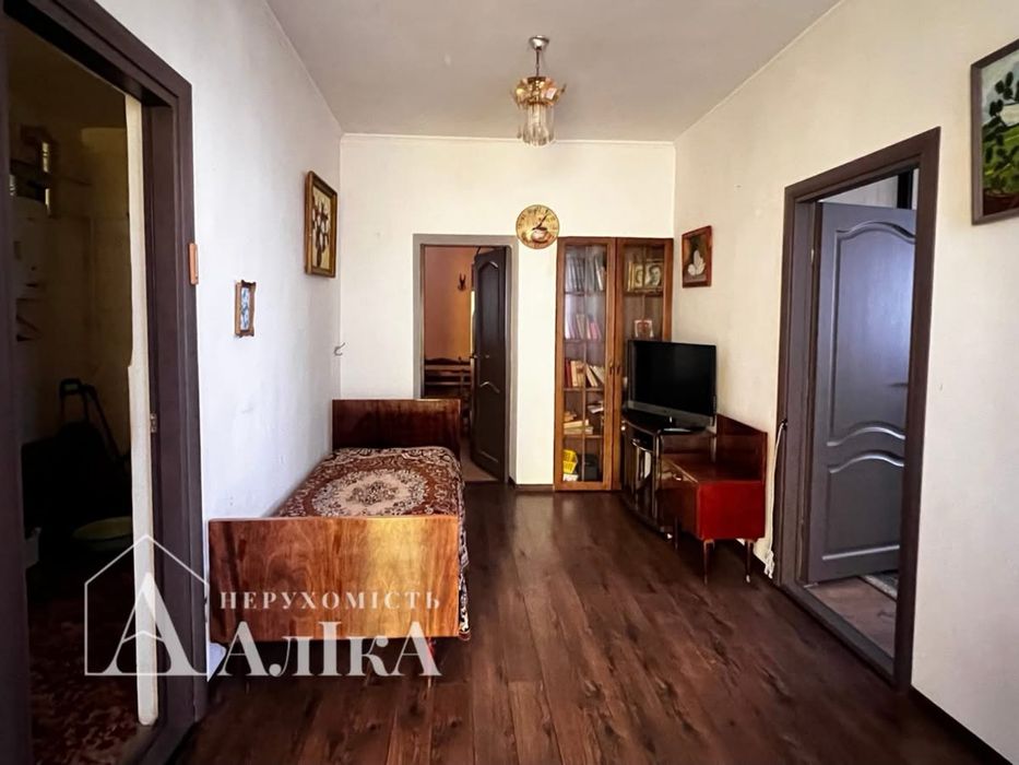 Продам двоповерхову частину будинку