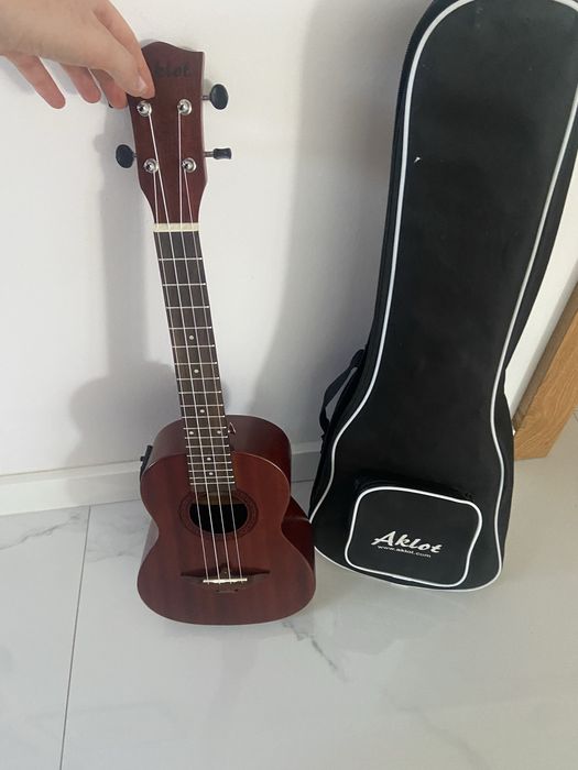 Ukulele giatara .