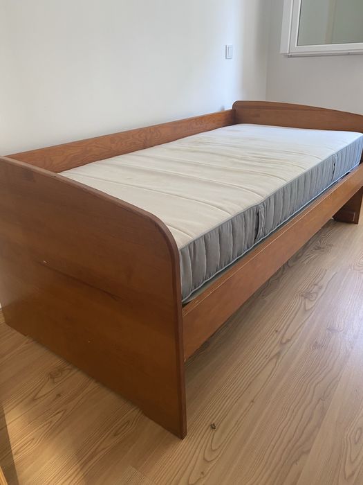 Cama de casal e uma de solteiro