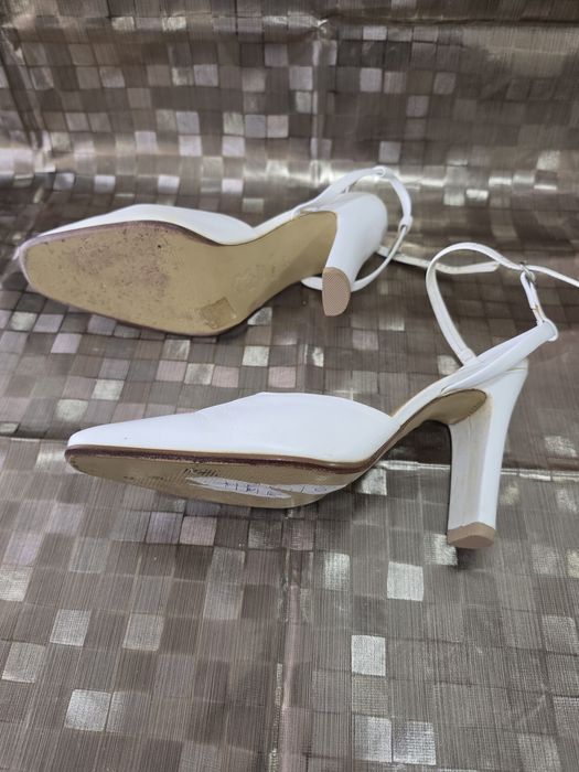 Sapatos casamento scarpin de salto alto brancos, com bico quadrado e alça no tornozelo.