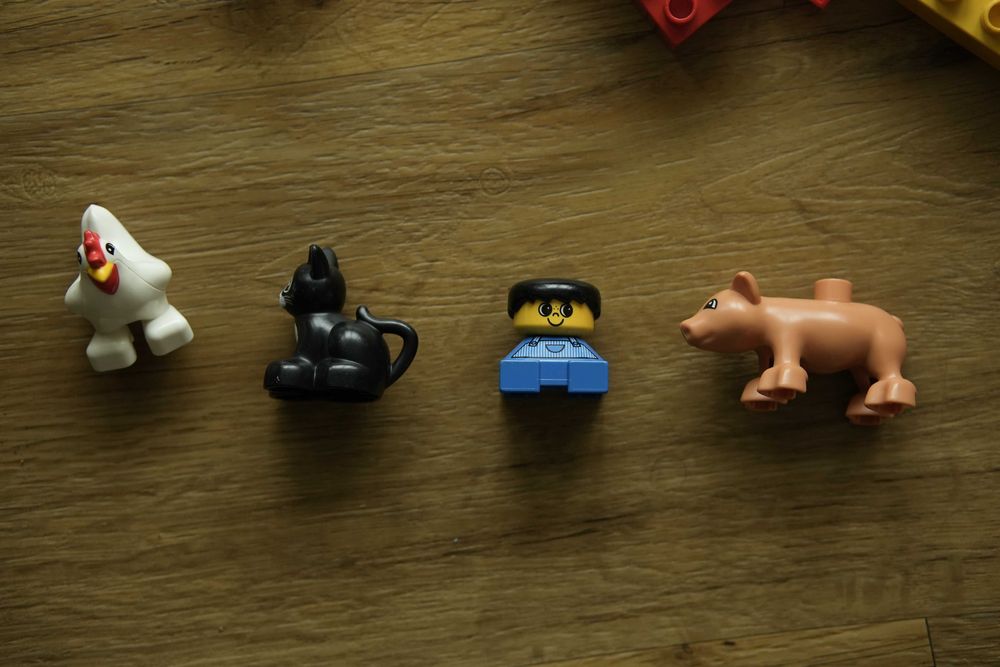 Balde cheio de peças Lego Duplo