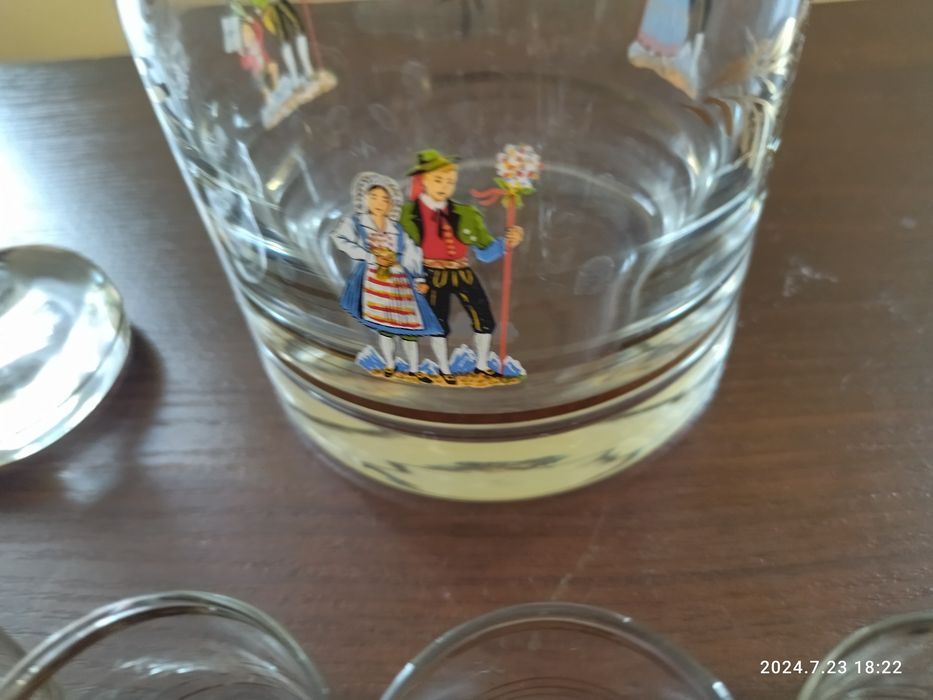 Szklana karafka i 4 kieliszki z motywem folkloru
