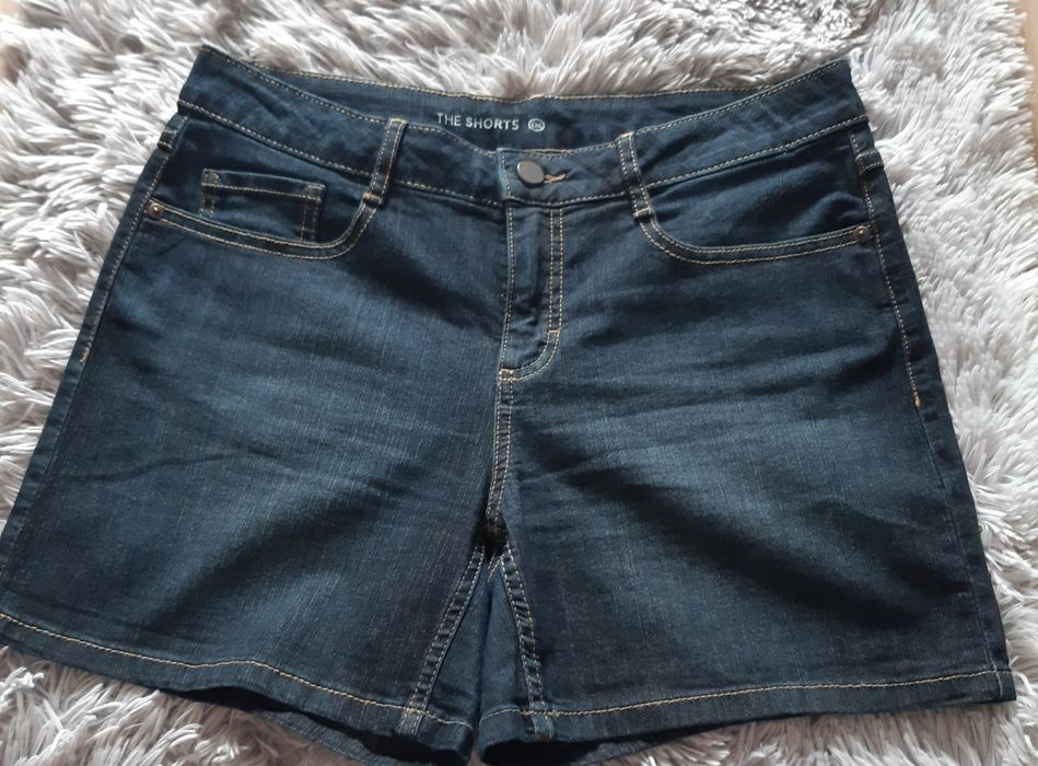 Krótkie jeasnowe spodenki C&A
Ciemnogranatowe