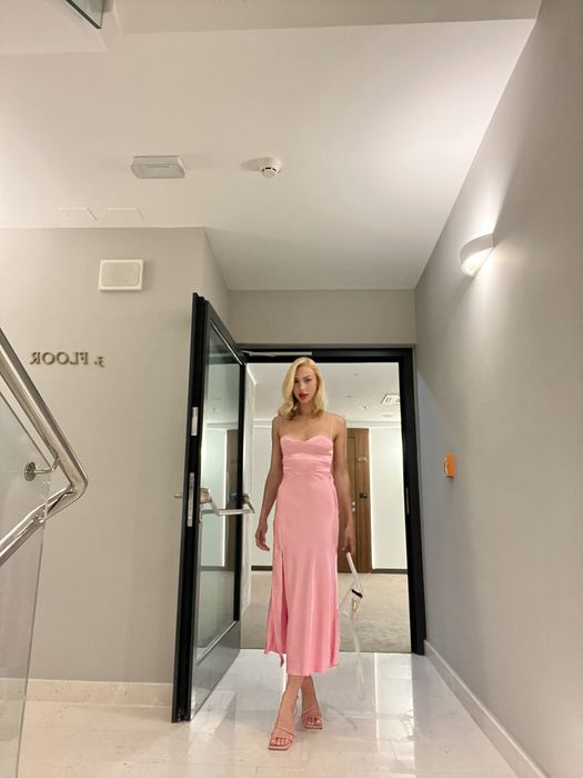 атласна рожева довга сукня zara розмір XS