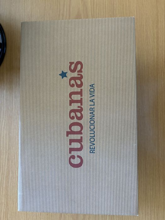 Sapatos de salto em cunha marca Cubanas