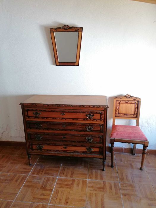 Quarto antigo (cama, mesinhas, espelho, roupeiro)