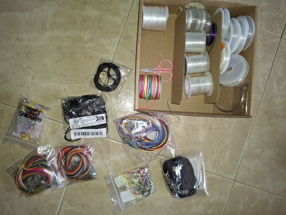 Missangas, fios, brincos, etc