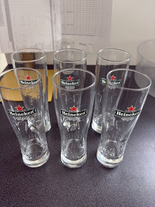 Varios copos de cerveja