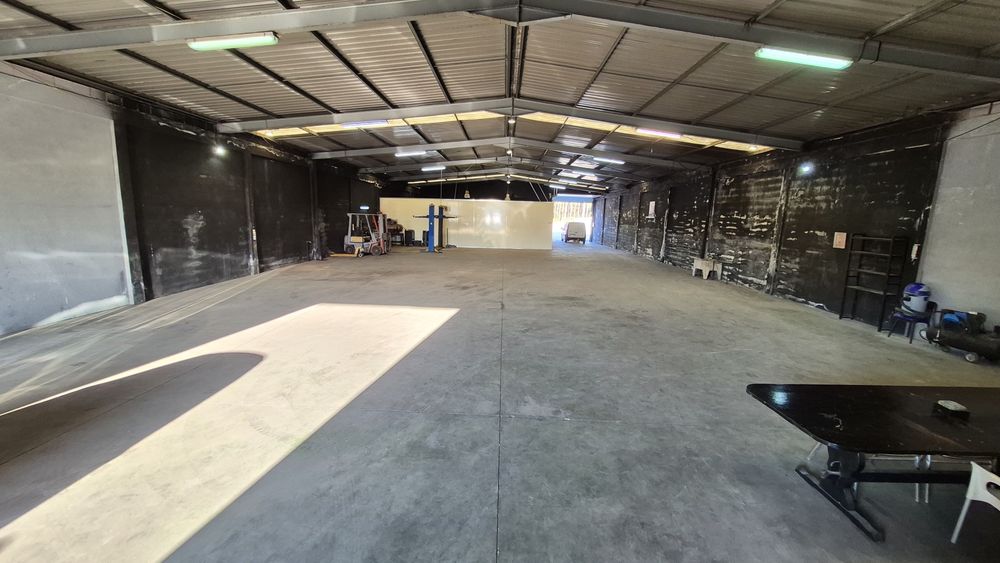 Arrendo armazém com 600m2 água e luz incluído
