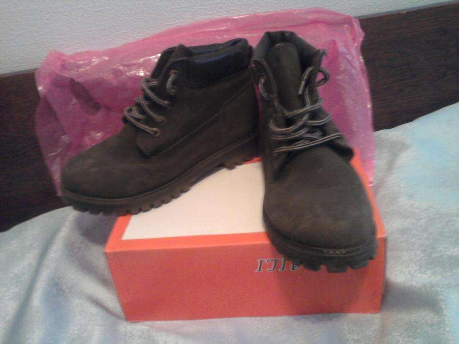 Недорого ботинки для школы и прогулок.