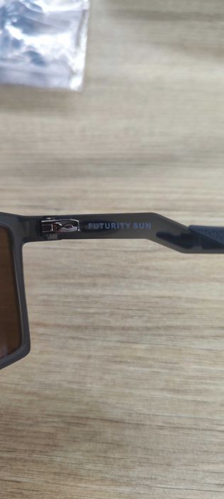 Oculos Sol Oakley Futurity Sun
SATIN GREY SMOKE