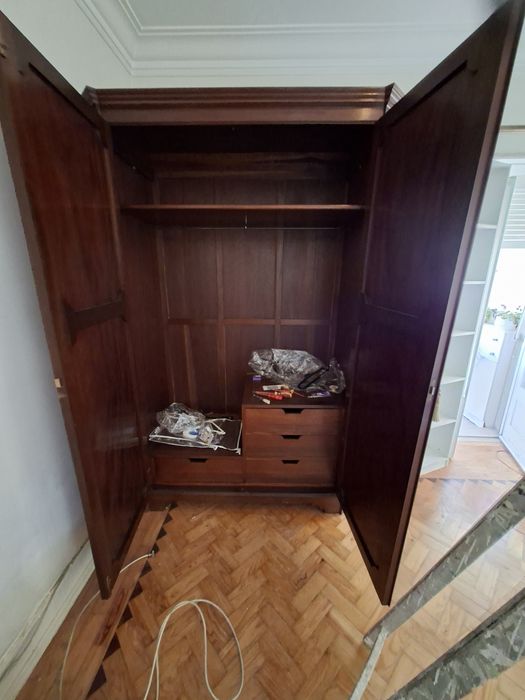 Cama de casal e quarda fatos em mogno