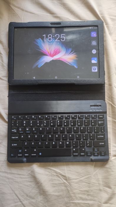 Tablet Android com teclado protetor e keyboard / Android tablet with a protective keyboard case.