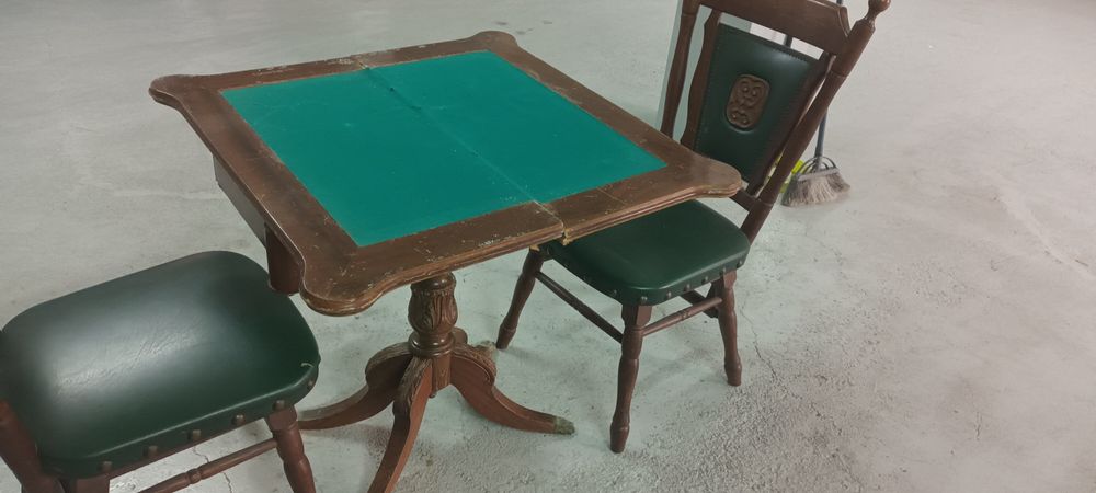 Mesa de jogos com 2 cadeiras