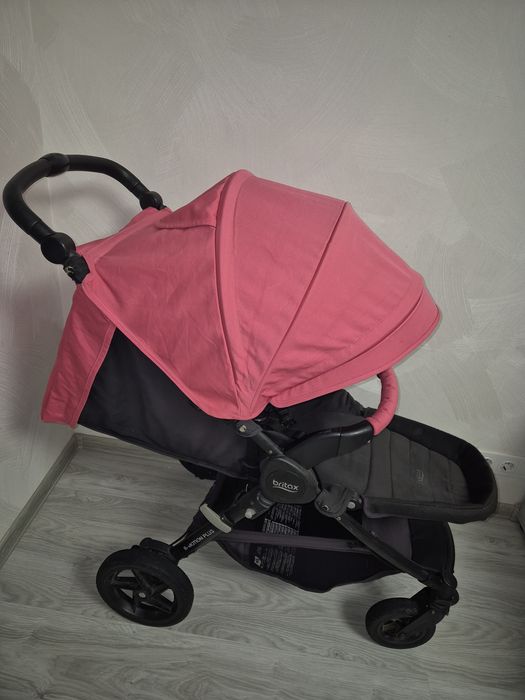 Всесезонна прогулянкова коляска Britax B-motion Plus  візочок для дівчинки