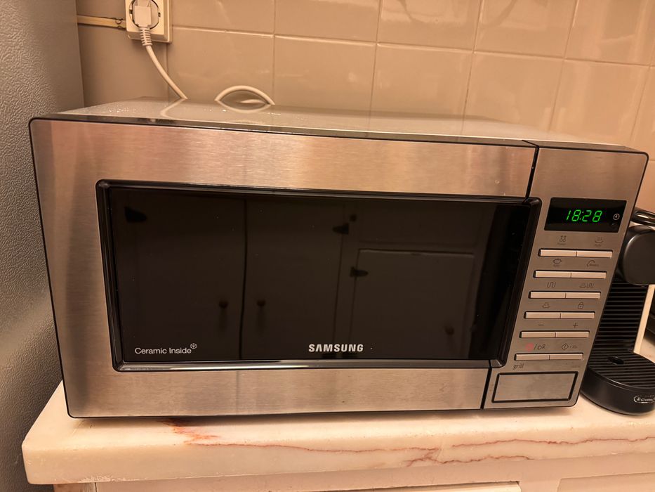 Micro-ondas Samsung GE87M com grill, 23L, inox, interior cerâmico | Samsung GE87M microwave with grill, 23L, stainless steel, ceramic interior