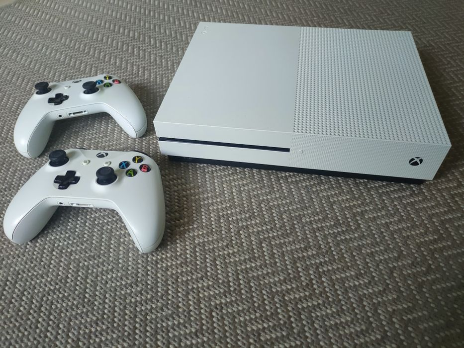 Zestaw konsola Xbox One  S 500 GB, 4 gry, 2 pady