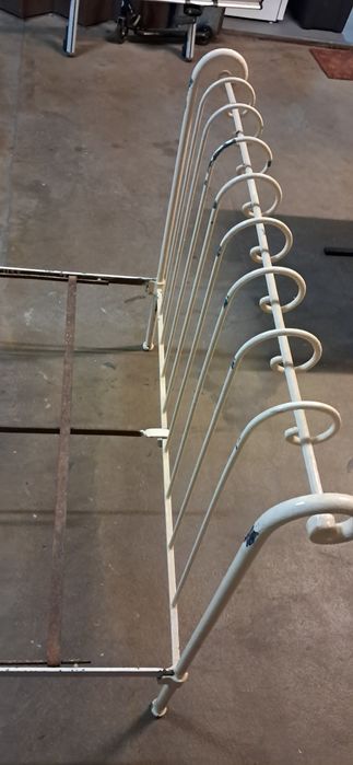 Cama de ferro antiga