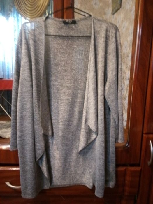 Накидка срібляста, сірого кольору.