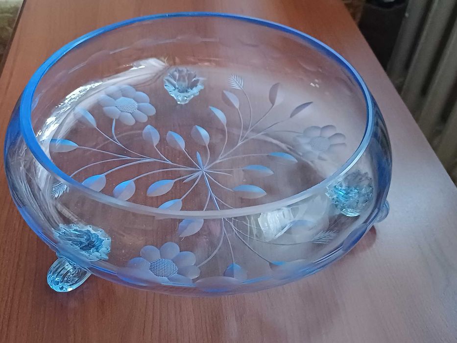 Kryształowa salaterka błękitna na trzech nóżkach