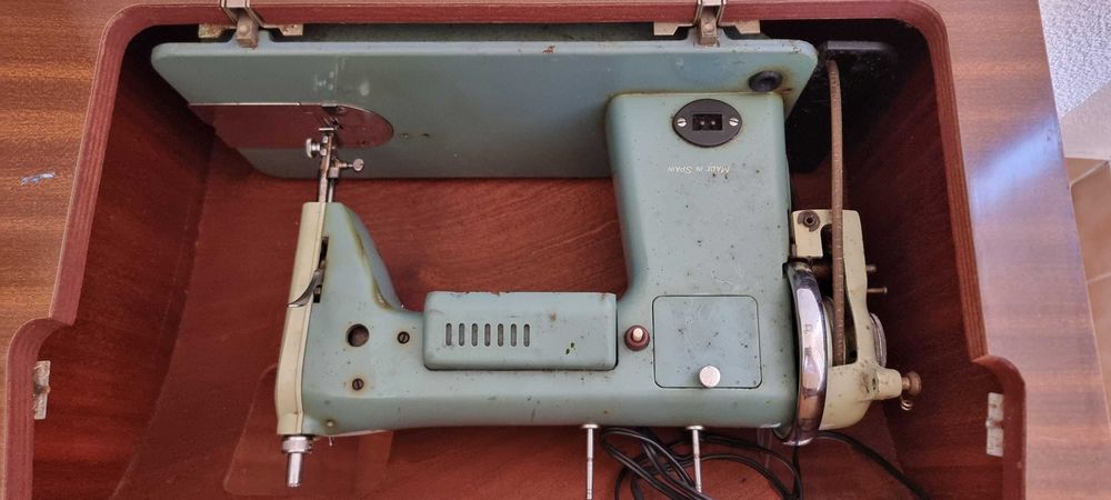 Máquina de costura Alfa com móvel