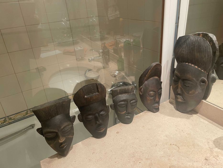 Conjunto de 5 mascaras Africanas vintage, peças artesanais esculpidas em madeira