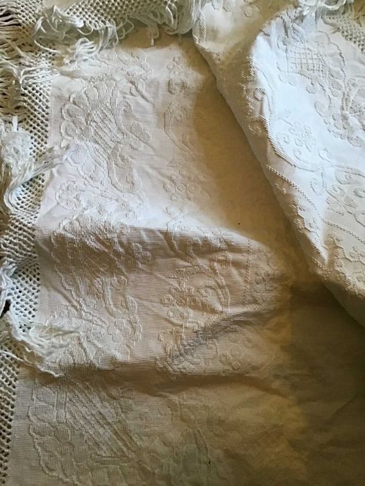 colcha antiga branca com relevo e franjas
