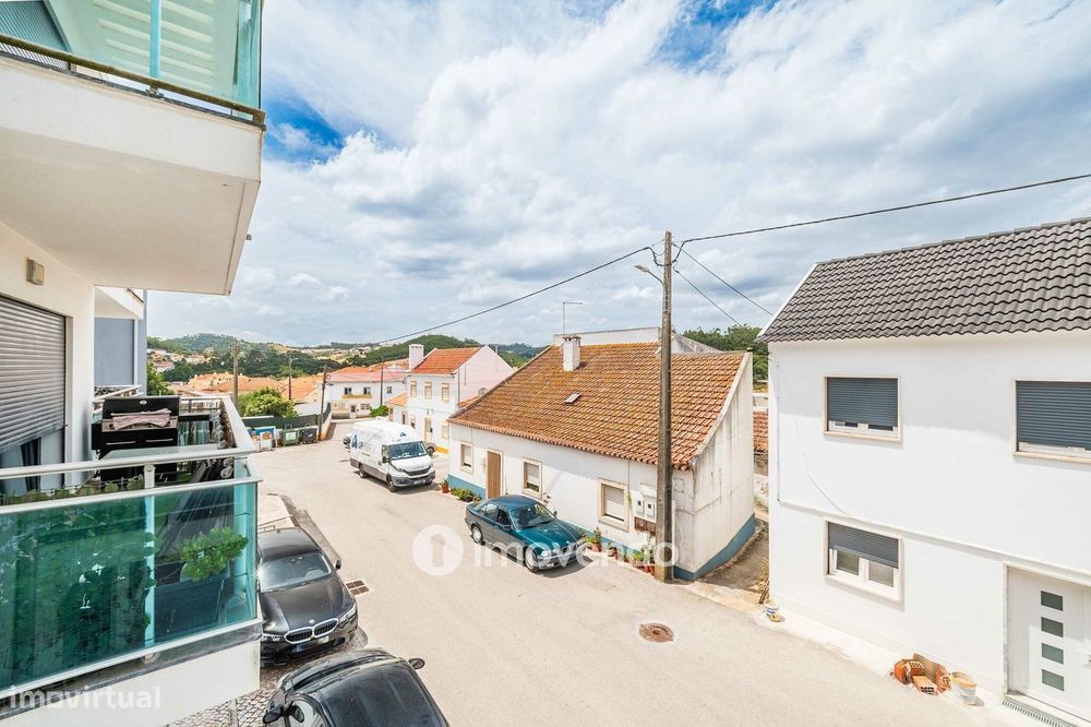 Apartamento T2 moderno, com garagem e varanda, no Milharado